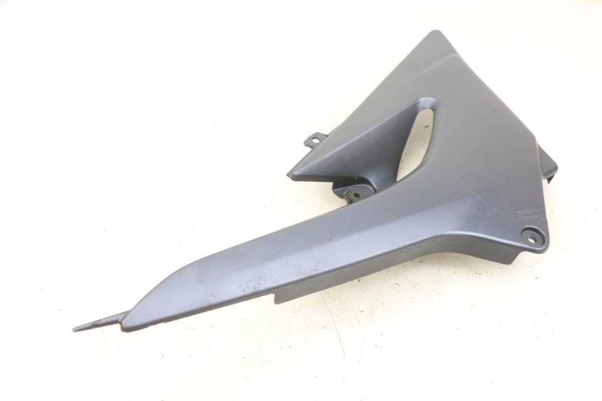 photo de RIGHT UNDERSEAT PANEL KAWASAKI ZR 7 750 (1999 - 2004) - Zoom on usage condition