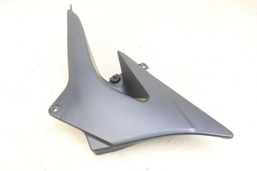 photo de RIGHT UNDERSEAT PANEL KAWASAKI ZR 7 750 (1999 - 2004) - Alternative perspective