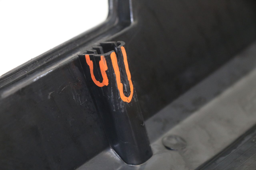 photo de LEFT UNDERSEAT PANEL PEUGEOT 103 SPX CLIP 50 (1989 - 1992) - Fixing points details