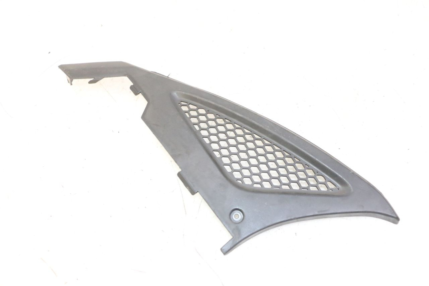 photo de LEFT UNDERSEAT PANEL KYMCO AGILITY NAKED RENOUVO 2T 50 (2011 - 2018) - Zoom on usage condition