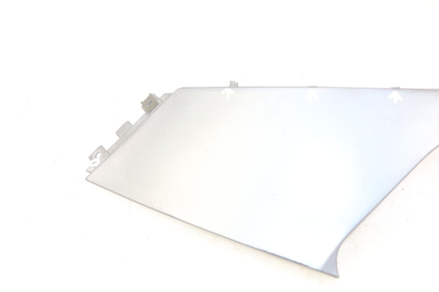 photo de LEFT UNDERSEAT COVER BMW C1 125 (2000 - 2003) - Fixing points details