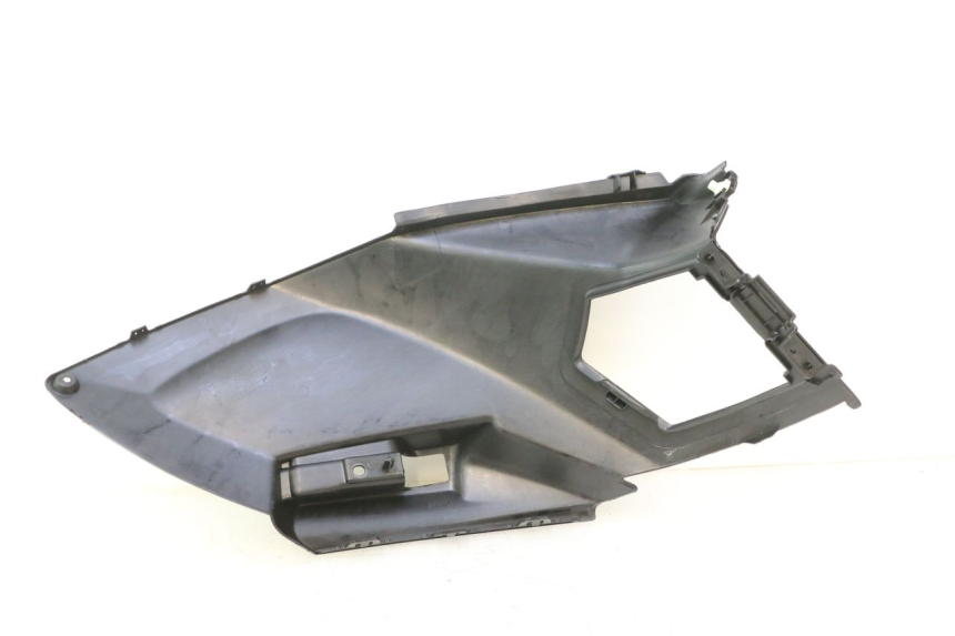 photo de LEFT UNDERSEAT PANEL PEUGEOT CITYSTAR 2T 50 (2018 - 2021) - Zoom on usage condition