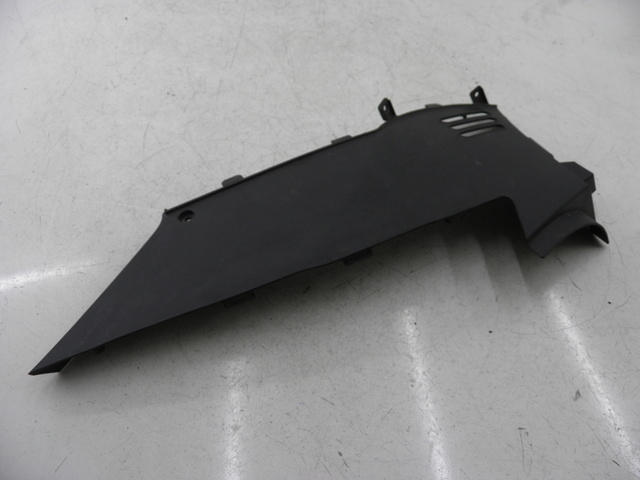 photo de LEFT UNDERSEAT PANEL DAELIM S2 FI 125 (2008 - 2012) - Zoom on usage condition