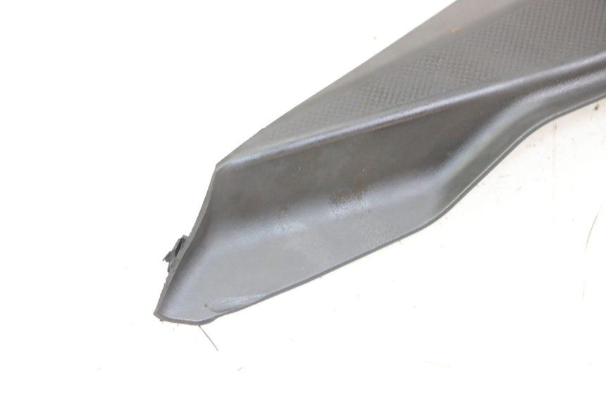 photo de LEFT UNDERSEAT PANEL DERBI SENDA SM DRD X-TREME 50 (2011 - 2017) - Zoom on usage condition