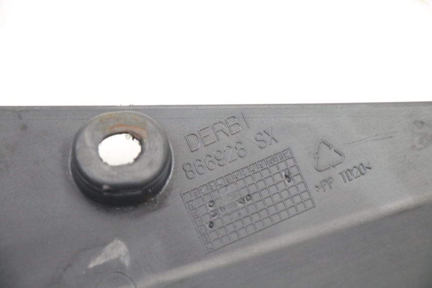 photo de LEFT UNDERSEAT PANEL DERBI SENDA SM DRD X-TREME 50 (2011 - 2017) - Technical close-up
