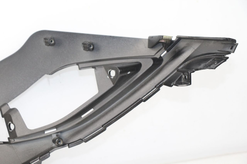 photo de LEFT UNDERSEAT COVER SYM FIDDLE 3 III 125 (2014 - 2020) - Alternative perspective