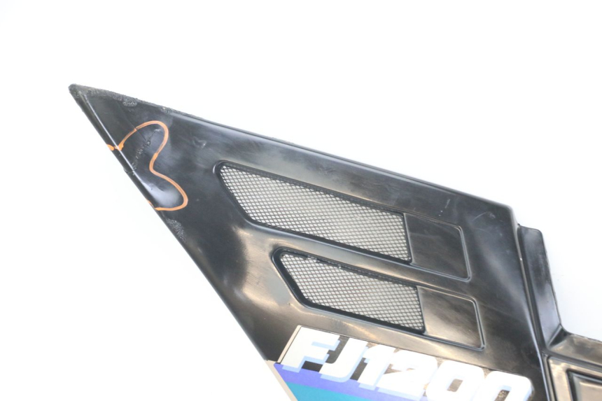 photo de LEFT UNDERSEAT COVER YAMAHA FJ 3CX 1200 (1986 - 1996) - Alternative angle