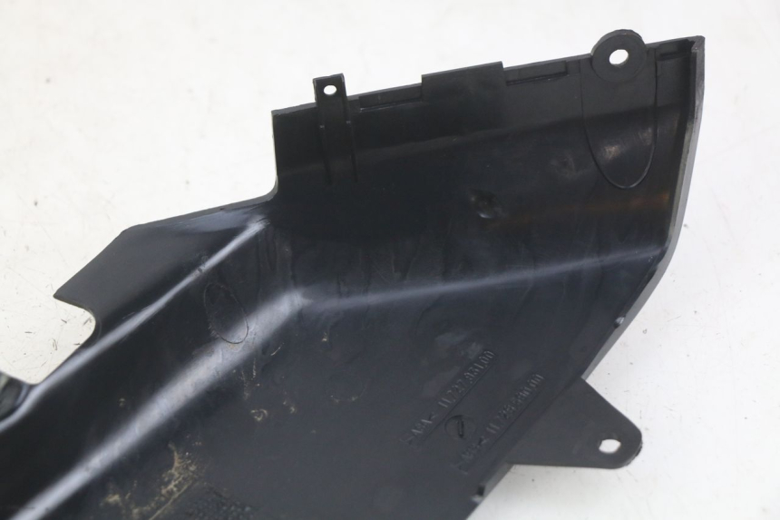 photo de LEFT UNDERSEAT COVER PEUGEOT FOX 50 (1995 - 2003) - Zoom on usage condition