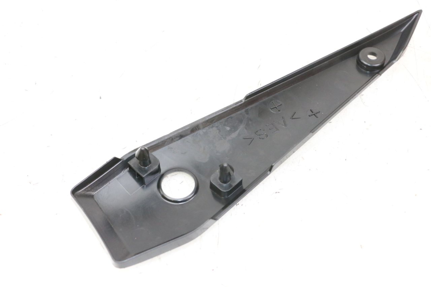 photo de LEFT UNDERSEAT PANEL YAMAHA FZ1 FAZER 1000 (2007 - 2009) - Zoom on usage condition