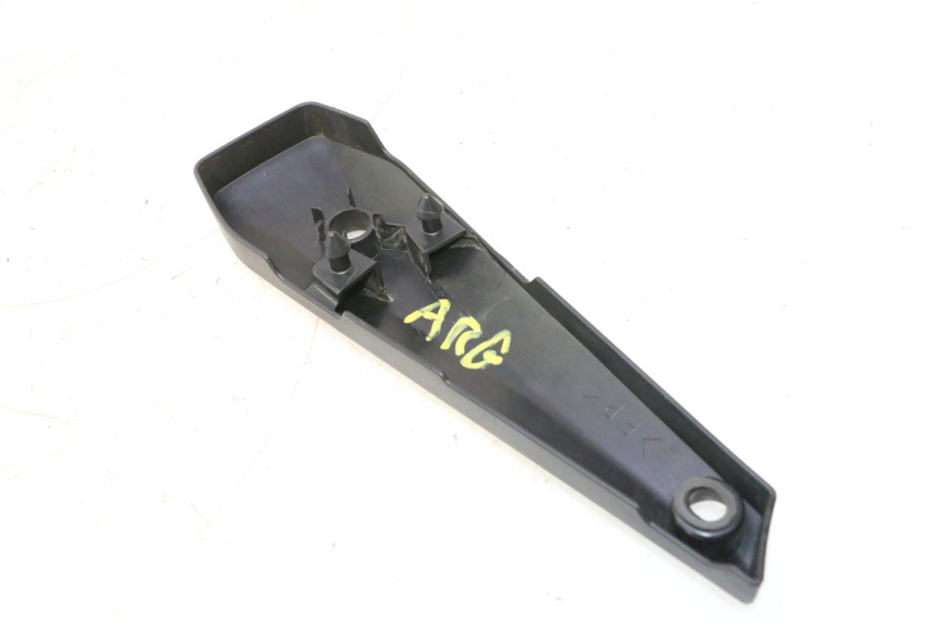 photo de LEFT UNDERSEAT PANEL YAMAHA FZ8 800 (2010 - 2016) - Technical close-up