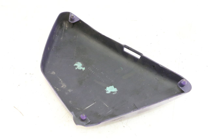 photo de LEFT UNDERSEAT PANEL SUZUKI GN 125 (1997 - 2000) - Zoom on usage condition