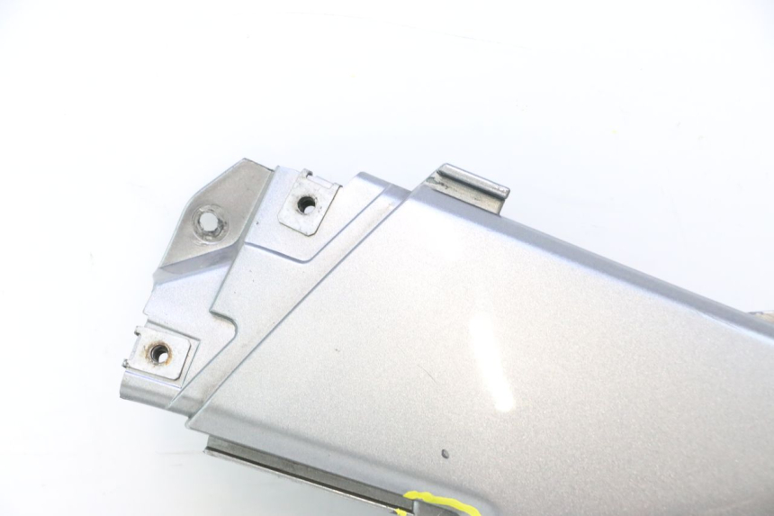 photo de LEFT UNDERSEAT PANEL GILERA GP 800 (2007 - 2013) - Zoom on usage condition