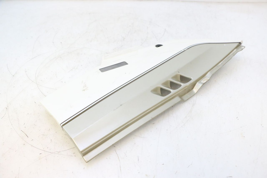 photo de LEFT UNDERSEAT PANEL KAWASAKI GPX F ZX750F 750 (1986 - 1990) - Alternative perspective