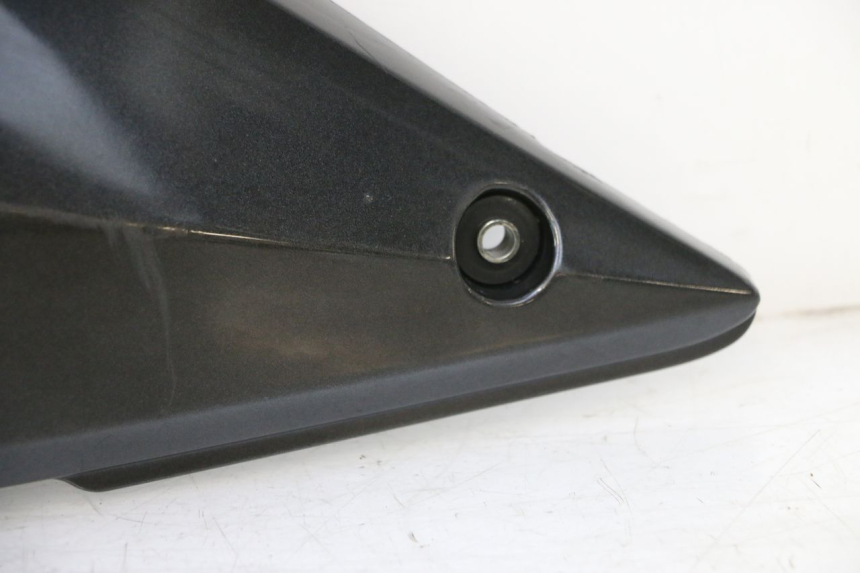 photo de LEFT UNDERSEAT PANEL SUZUKI GSF N BANDIT 1200 (2001 - 2005) - High-resolution close-up