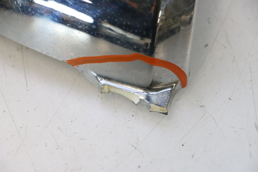 photo de LEFT UNDERSEAT PANEL SUZUKI GSF N BANDIT 1200 (2001 - 2005) - Surface and material condition