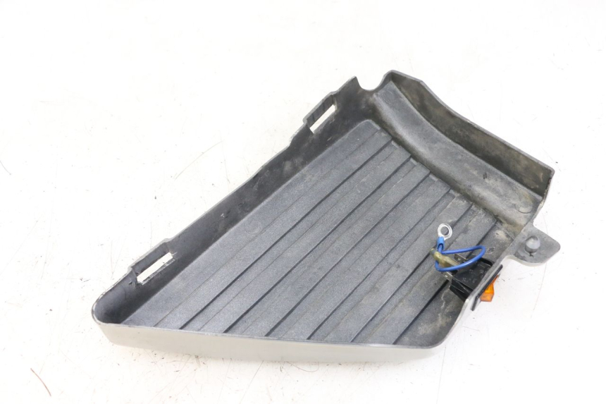 photo de LEFT UNDERSEAT PANEL SUZUKI GSX E 250 (1982 - 1983) - Alternative perspective