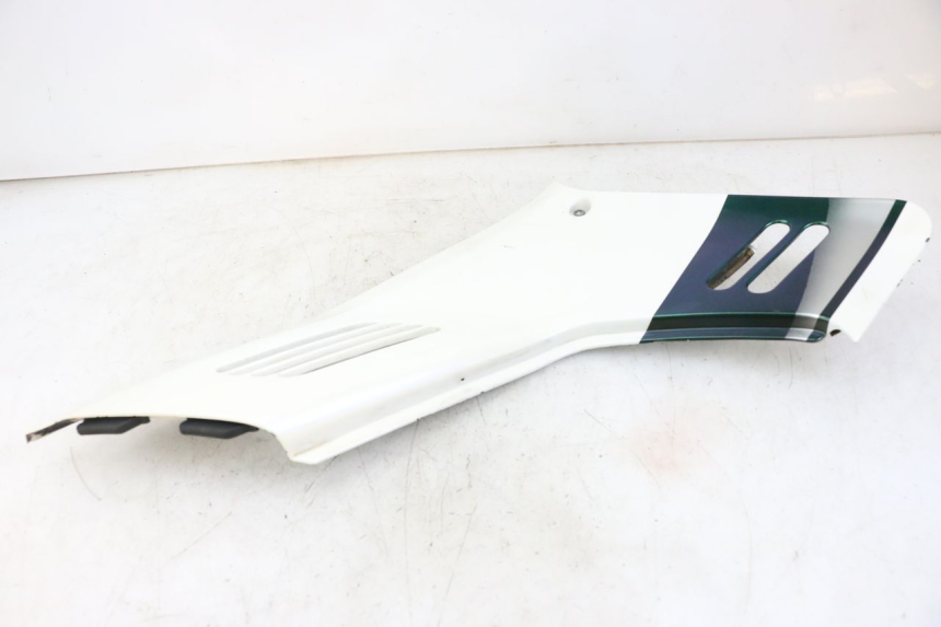 photo de LEFT UNDERSEAT PANEL HONDA CBR F 1000 (1993 - 1996) - Fixing points details