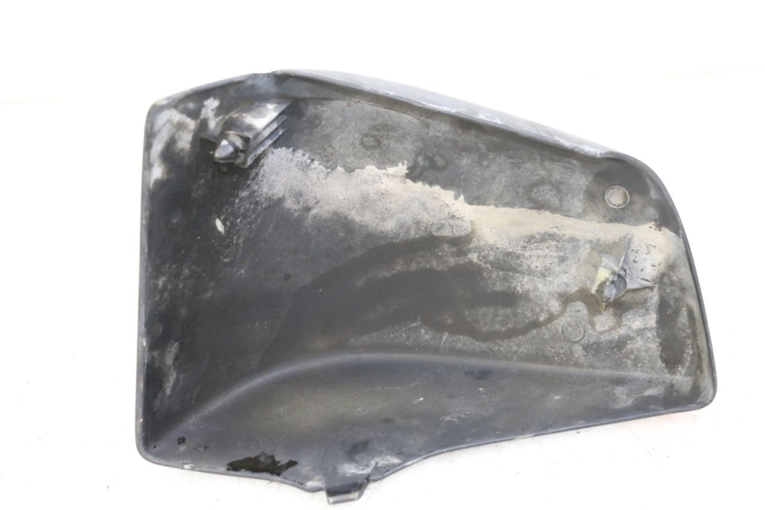 photo de LEFT UNDERSEAT PANEL HONDA VT C2 SHADOW 750 (1997 - 2001) - Zoom on usage condition