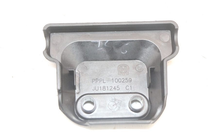 photo de LEFT UNDERSEAT PANEL HUSQVARNA SVARTPILEN 401 (2018 - 2023) - Zoom on usage condition