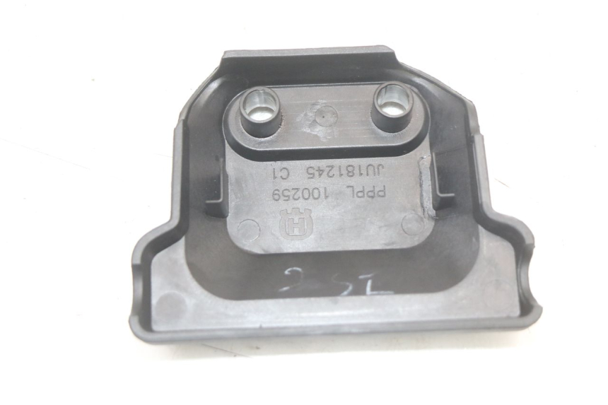 photo de LEFT UNDERSEAT PANEL HUSQVARNA SVARTPILEN 401 (2018 - 2023) - Alternative perspective