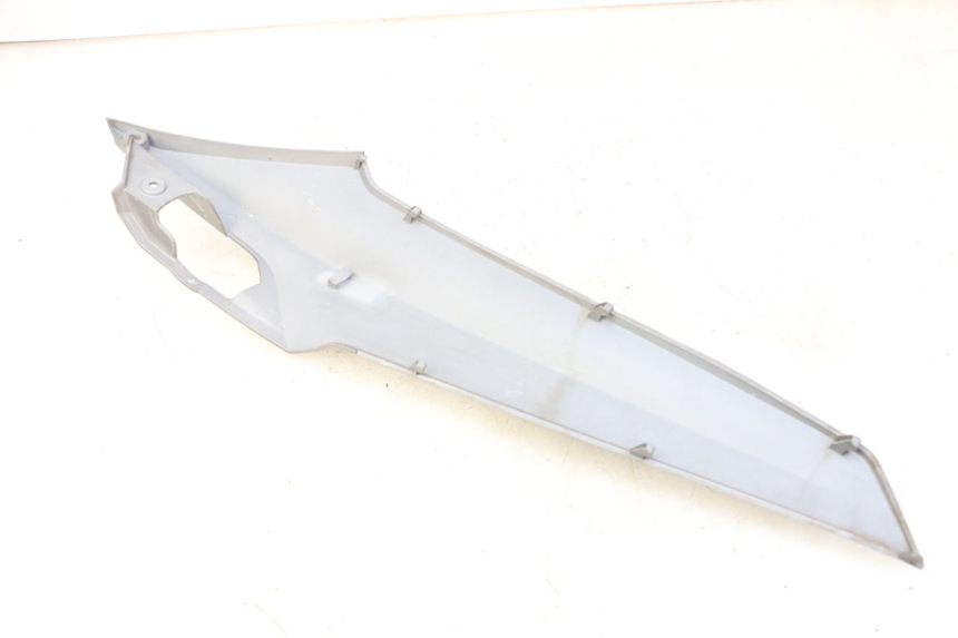 photo de LEFT UNDERSEAT PANEL SYM JOYMAX 125 (2010 - 2017) - Zoom on usage condition