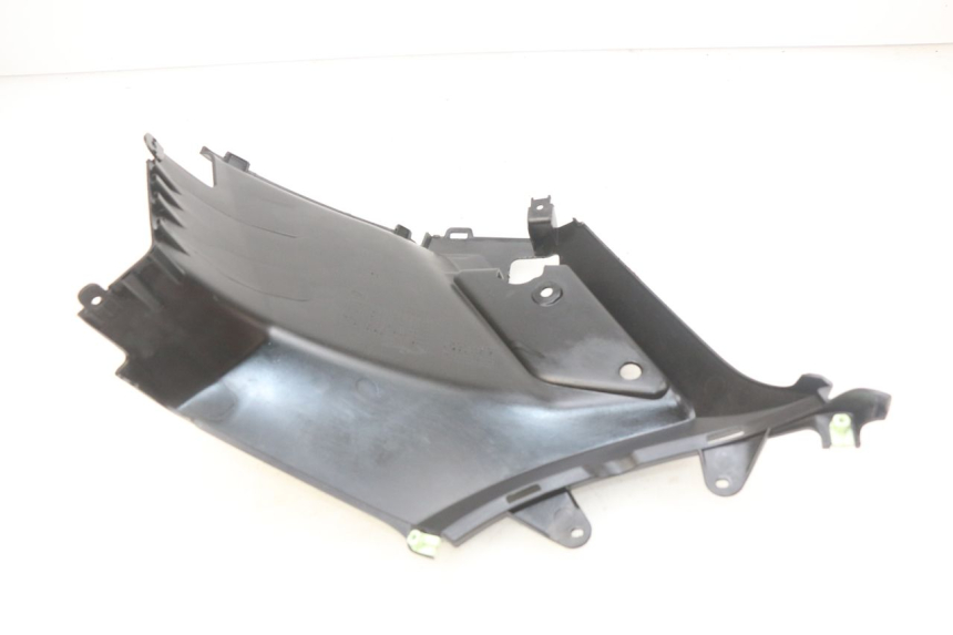 photo de LEFT UNDERSEAT COVER PEUGEOT KISBEE 4T 50 (2018 - 2022) - Zoom on usage condition