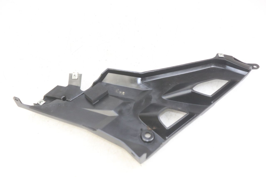 photo de LEFT UNDERSEAT COVER YAMAHA MT ABS 125 (2014 - 2018) - Alternative perspective