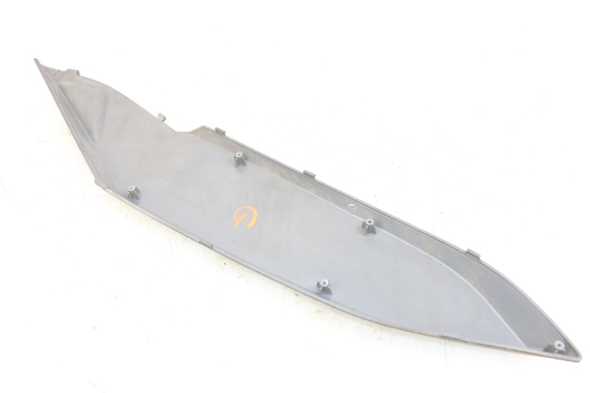 photo de LEFT UNDERSEAT COVER DAELIM S3 125 (2010 - 2017) - Alternative perspective