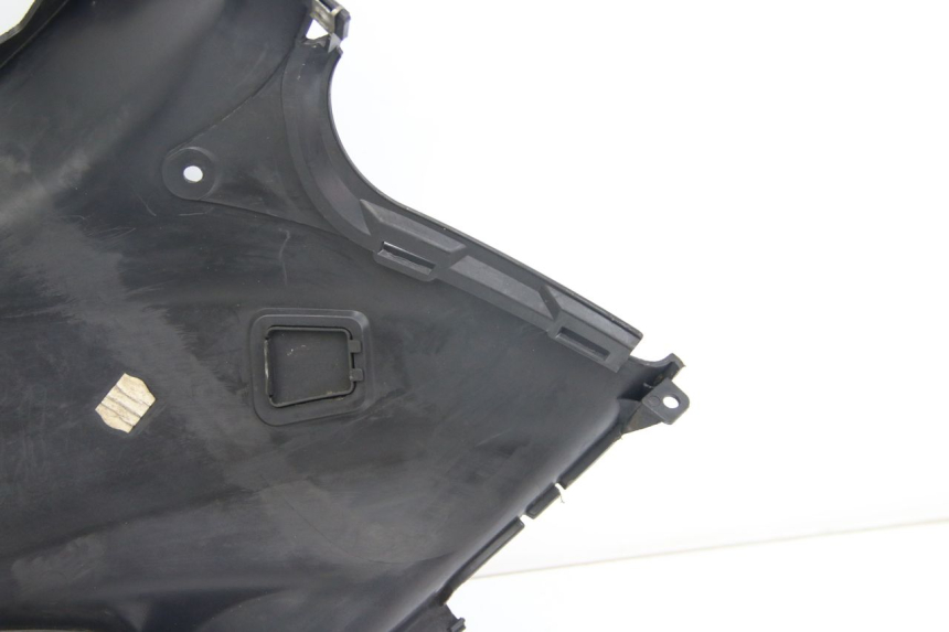 photo de LEFT UNDERSEAT COVER SUZUKI SIXTEEN 125 (2008 - 2010) - Focus on structure
