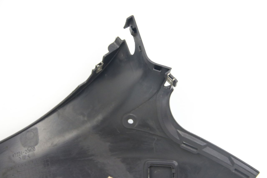 photo de LEFT UNDERSEAT COVER SUZUKI SIXTEEN 125 (2008 - 2010) - Alternative angle