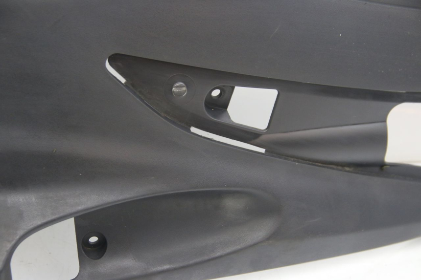 photo de LEFT UNDERSEAT COVER SUZUKI SIXTEEN 125 (2008 - 2010) - Technical close-up