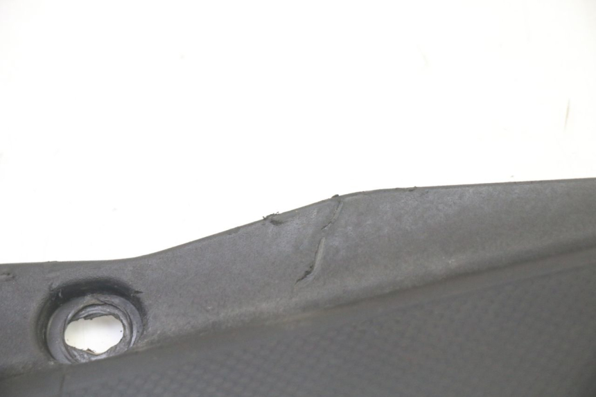 photo de LEFT UNDERSEAT PANEL GILERA SMT SUPERMOTARD 50 (2009 - 2017) - Zoom on usage condition