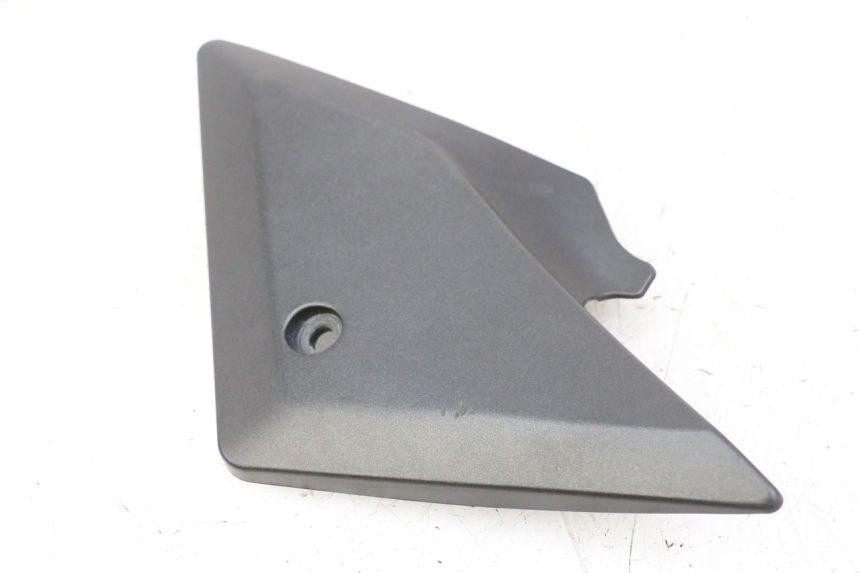 photo de LEFT UNDERSEAT PANEL SUZUKI SV S 650 (2003 - 2009) - Zoom on usage condition