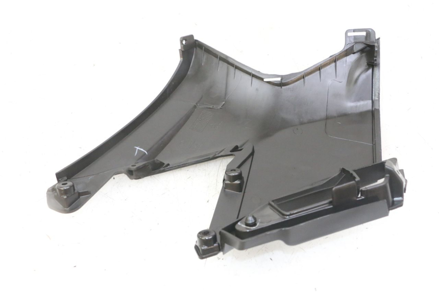 photo de LEFT UNDERSEAT COVER APRILIA SXR 50 (2021 - 2023) - Zoom on usage condition