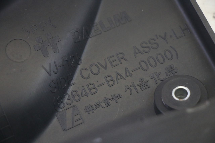 photo de LEFT UNDERSEAT COVER DAELIM VJ ROADWIN FI 125 (2008 - 2017) - Technical close-up