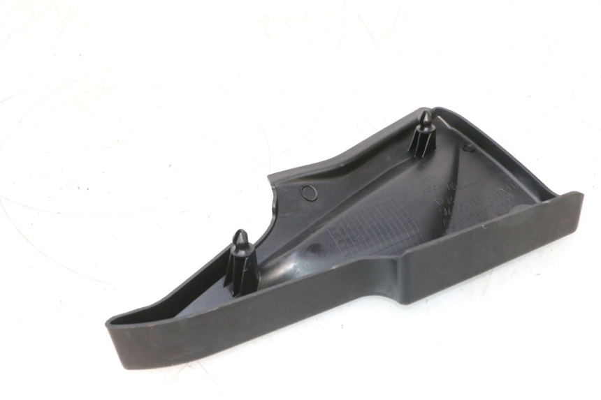 photo de LEFT UNDERSEAT PANEL DAELIM VJ ROADWIN 125 (2004 - 2007) - Technical close-up