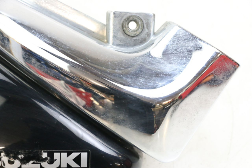 photo de LEFT UNDERSEAT PANEL SUZUKI VL INTRUDER 125 (2004 - 2007) - Distinctive features
