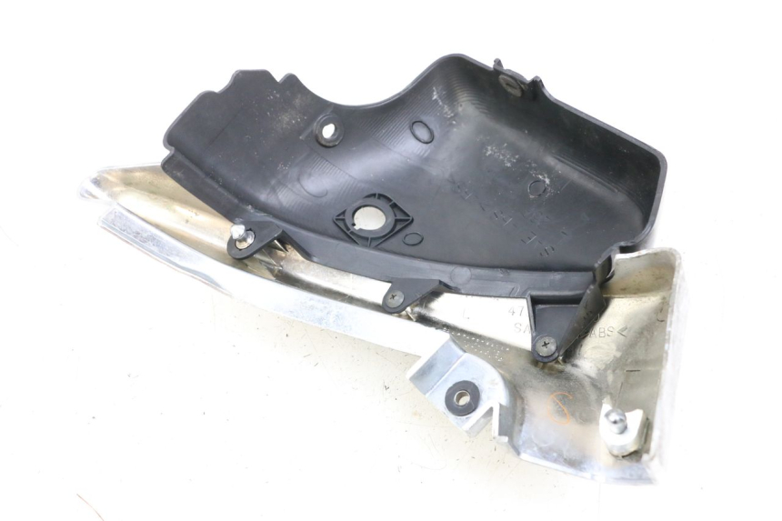 photo de LEFT UNDERSEAT PANEL SUZUKI VL INTRUDER 125 (2004 - 2007) - Alternative perspective