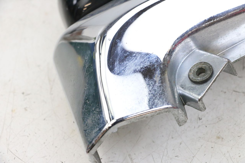 photo de LEFT UNDERSEAT PANEL SUZUKI VL INTRUDER 125 (2004 - 2007) - Technical close-up