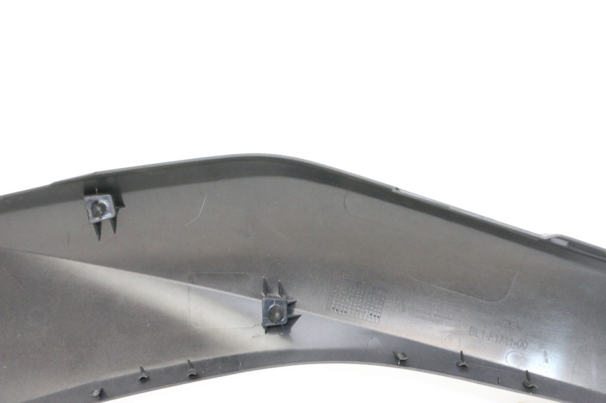 photo de LEFT UNDERSEAT PANEL YAMAHA XMAX X-MAX 125 (2021 - 2025) - Technical close-up