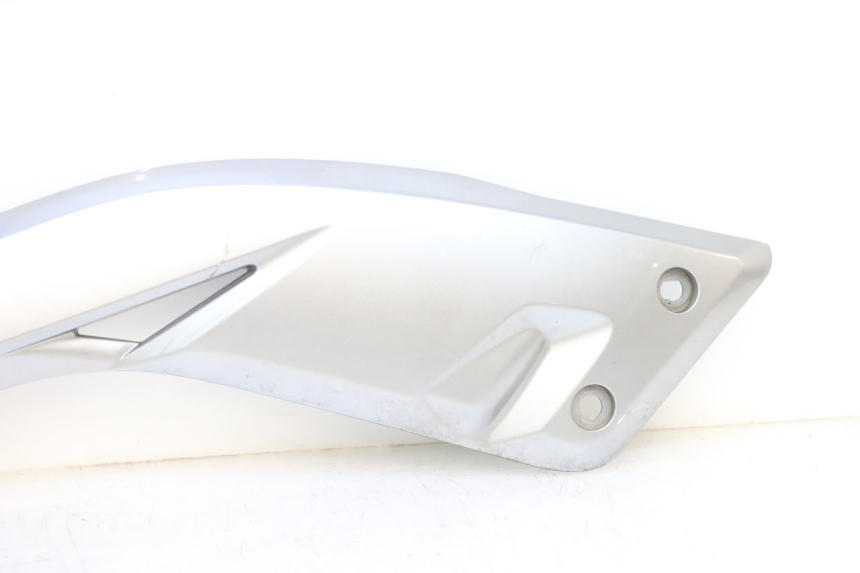 photo de LEFT UNDERSEAT COVER YAMAHA X-MAX XMAX 125 (2010 - 2013) - Zoom on usage condition