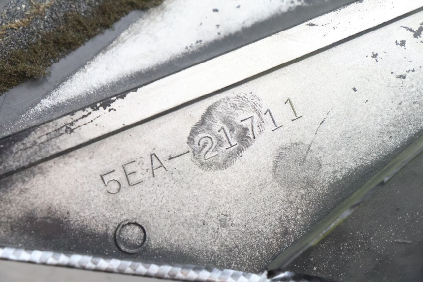 photo de LEFT UNDERSEAT PANEL YAMAHA XJR 1300 (1998 - 2002) - Surface and material condition