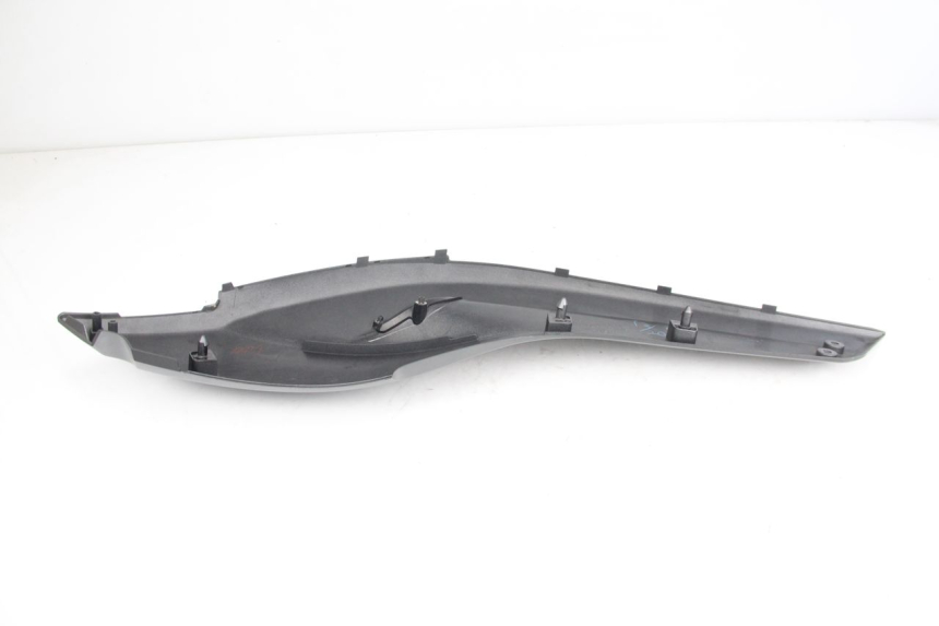 photo de LEFT UNDERSEAT PANEL YAMAHA XP T-MAX TMAX 500 (2008 - 2012) - Technical close-up