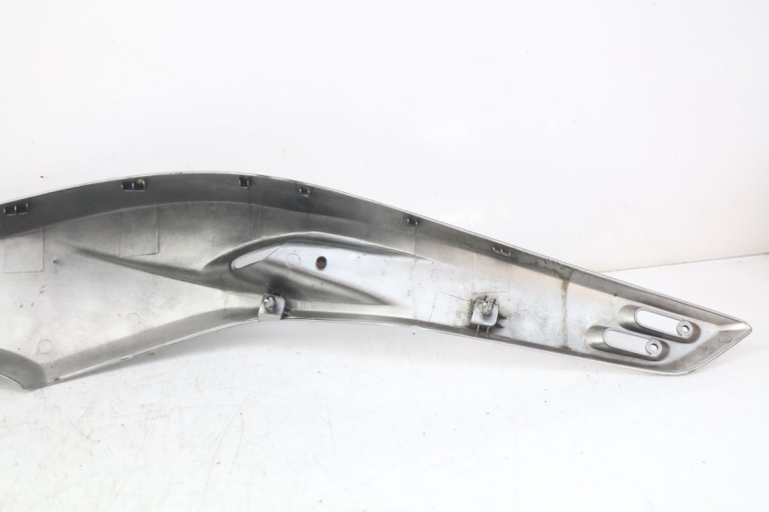 photo de LEFT UNDERSEAT PANEL YAMAHA XP T-MAX TMAX 500 (2004 - 2007) - Fixing points details