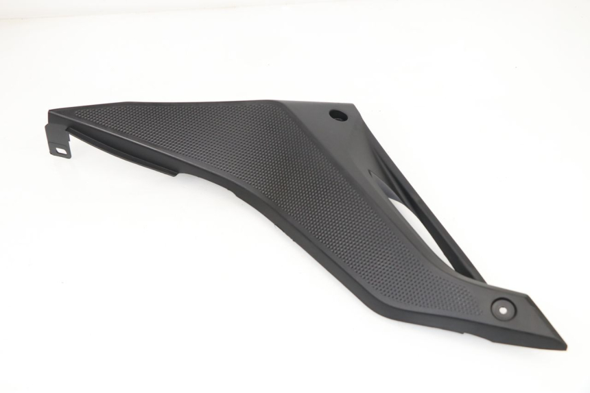 photo de LEFT UNDERSEAT PANEL YAMAHA YZF R 125 (2008 - 2013) - Zoom on usage condition