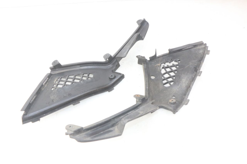 photo de UNDERSEAT COVER KYMCO PEOPLE 250 (2004 - 2008) - Alternative perspective