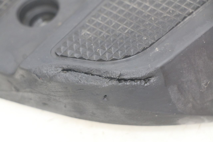 photo de RIGHT REAR FOOTPEG HONDA FES PANTHEON 2T 125 (1998 - 2002) - Technical close-up