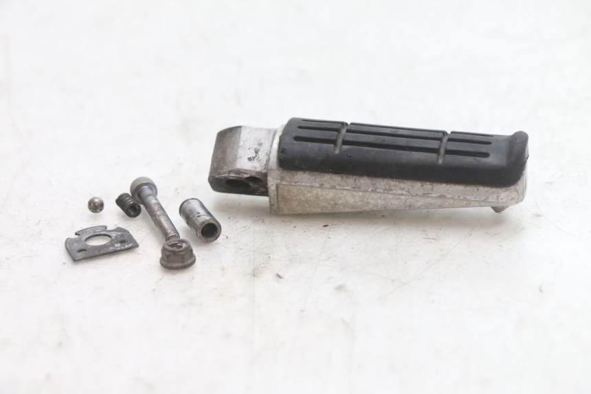 photo de REAR RIGHT FOOTREST YAMAHA FJR 1300 (2001 - 2005) - Component detail