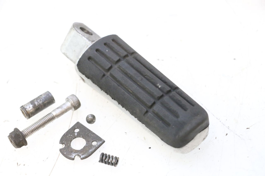 photo de REAR RIGHT FOOTREST YAMAHA FJR 1300 (2001 - 2005) - Component detail