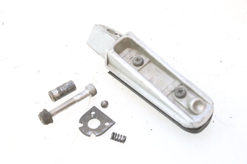 photo de REAR RIGHT FOOTREST YAMAHA FJR 1300 (2001 - 2005) - Technical close-up